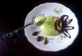 Recette De Panna Cotta Au The Matcha Et Sauce Au Chocolat Recette Panais Recette Panacotta Matcha
