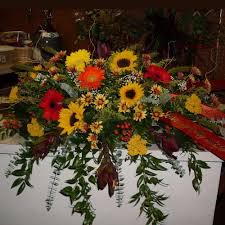 A casket flower spray rests on the top of a casket as a tribute to the deceased individual and as a display of sympathy to the people in mourning. Pin On Funeral Flowers