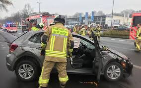 Auf der autobahn 13 bei schönwald (brandenburg) hat sich heute, am freitag, 30.07.2021, um etwa 10 uhr ein reisebus überschlagen. Bottrop Schwerer Unfall Auf Der Kirchhellener Strasse Radio Emscher Lippe