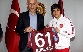 Türkiye busenaz sürmeneli'nin başarısını konuşuyor. Busenaz Surmeneli Trabzonspor Kulubunu Ziyaret Etti