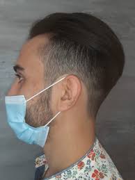 Poco adatti per chi ha orecchie a sventola, i tagli rasati ai lati e dietro vengono vivacizzati da ciuffo lungo pettinato indietro, da creste da . Taglio Capelli Uomo