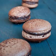 Decouvrez La Recette Macarons Au Chocolat Sur Cuisineactuelle Fr Recette Macaron Macaron Chocolat Recette Chocolat