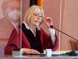 .zu einer möglichen doppelbesteuerung der rente will die bundesregierung nachbessern. L A0svekojjrmm