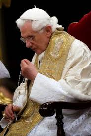 Resultado de imagem para na igreja rezando o terço