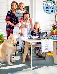 Jimmy fallon is an american actor, comic, stage performer, musician and a tv personality, who jimmy fallon education: Jimmy Fallon Bribes Daughters To Behave On The Tonight Show People Com