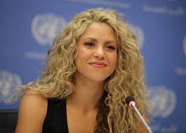 Dark hair can be pretty simple to style, especially as it usually looks incredible without needing to do too much about it. Shakira With Blond And Brown Hair September 2015 Popsugar Latina