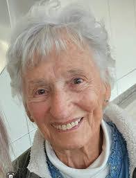 Amy Gratton's Instagram, Twitter & Facebook