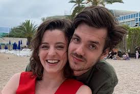 Ela conheceu um homem num bar na primeira noite que passou em Paris. A vida  dela mudou para sempre