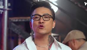 Halkın Sanatçısı Tu Long ve Tuan Hung, "Bin Engeli Aşan Kardeş"in 1.  bölümünde göz kamaştırıyor.