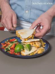 Quesadillas Mit Hahnchen Salat Rezept Mit Video Kitchen Stories Rezept In 2020 Rezepte Quesadillas Salat