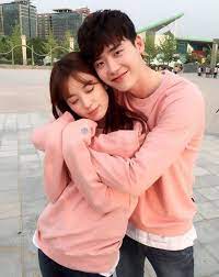 lee jong suk gives han hyo joo a back hug behind the scenes of w soompi pasangan ulzzang foto teman fotografi teman