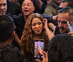 Shakira sorprende a sus fans tras suspensión de conciertos: cantó en el  frontis del hotel Mandarín - La Tercera