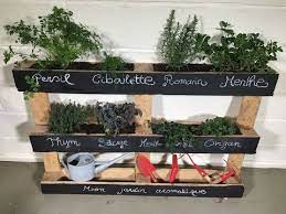 Pourquoi ne pas vous lancer dans la fabrication d'un bac tendance, la déco récup avec des palettes fait un carton dans le jardin ! Tuto Brico Comment Fabriquer Une Jardiniere En Palette Youtube