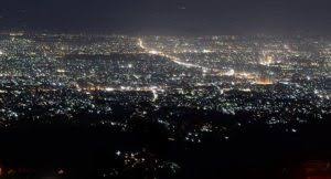 Kalian bisa menyaksikan dusun itu dengan danau yang berkilai seolah hari itu ialah pagi yang demikian ceria. 17 Spot Foto Malam Hari Di Bandung Yang Indah Dan Menarik Tempatwisataunik Com