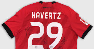 Es gab aber auch eine gute nachricht an diesem sonnigen montagvormittag. Kai Havertz Und Die Leverkusener Stars Signieren Trikot