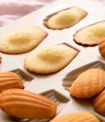 Before you jump to luxuriously moist madeleines recipe, you may want to read this short interesting healthy … Madeleines Preppy Kitchen