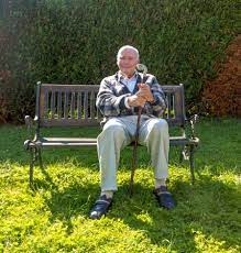 Anciano Disfruta Sentado En Un Banco En El Jardín Fotos, Retratos, Imágenes  Y Fotografía De Archivo Libres De Derecho. Image 15671497.