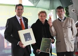 Sie finden detaillierte informationen über ronald mcdonald haus berlin buch: Ronald Mcdonald Haus Berlin Buch Feiert Richtfest Mit Matthias Schweighofer Mit Bild Presseportal