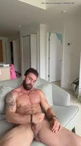 Muscle man jerks off - ThisVid.com