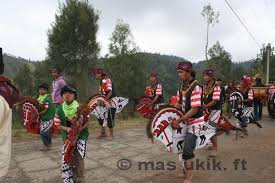 Tarian kuda kepang mengisahkan peristiwa peperangan pada zaman rasulullah dan sahabat sahabatnya dengan penuh kegagahan dan ketangkasan memperjuangkan islam. Tari Jaran Kepang Kompasiana Com