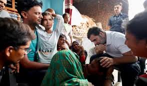 Hathras: हासरथ हादसे में पीड़ितों के घर पहुंचे राहुल गांधी, रिश्तेदारों से  की मुलाकात