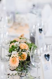 Tischdeko In Orange Mit Gerbera Und Rosen Foto Stephan Presser Photography Gerbera Hochzeit Tisch Dekorieren Tischdeko Hochzeit