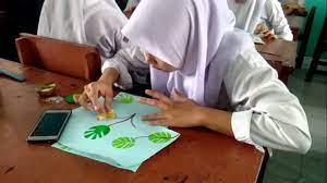 Ujian praktek seni budaya kelas 9. Praktek Seni Budaya Kelas 9 Seni Grafis Cetak Tinggi Dengan Bahan Sederhana Smp Ikal Medan 2020 Youtube