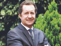 A la edad de 12 años, ayudaba a su madre a vender los productos de la granja donde vivía. Arturo Calle Tendra Coleccion De Ropa Para Tiempos De Coronavirus Negocios Portafolio