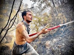 Aan de zuidkust van turkije staan op verschillende plekken grote stukken natuur in brand. J18yjtnfzpxjkm