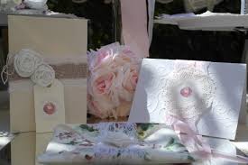 Colori pastello, partecipazioni fai da te e tanta delicatezza per questo matrimonio ispirato alla passione shabby chic barattoli decorati shabby chic fai da te ciotole di tessuto segnaposto matrimonio. Partecipazioni Shabby Chic Fai Da Te Personalizzate Panorama Sposi