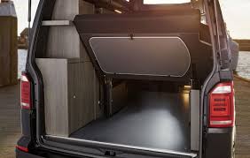 Praktischer Campingtisch Platzsparend Verstaut Unter Der Heckablage Und Innerhalb Weniger Sekunden Einsatzbereit Www Custom Bus De