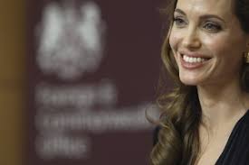 Tia de Jolie que sofria de câncer morre nos EUA, diz revista