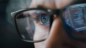 La empresa debe pagar las gafas si son necesarias para trabajar con pantallas | Legal | Cinco Días
