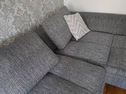 Sto trpezarijski sto koji vešto kombinuje lepotu i funkcionalnost. Ugaona Garnitura Tara Simpo Polovni Namestaj