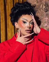 💅🏻ICON💅🏻 It's so hard being a legend, my look from the last  @craicfriday at @ccbloomsbar with the theme being icons! 📸 by  @dominikwithak.jpg 💈 by me