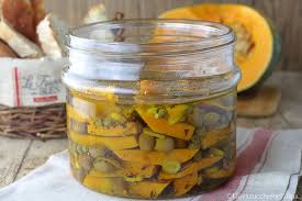 Tagliate l'aglio a fettine e tritate gli aghi del rosmarino e il peperoncino, quindi uniteli all'origano. Zucca Sott Olio Con Olive Taggiasche Zucca Ricette Per Buffet Ricette