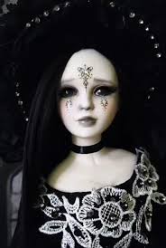 🕯 Avaline Noir ha sorriso tra le ombre., Per un istante, la porcellana ha  tremato di vita e danzato tra i pixel., Vederla muoversi è stato come  assistere a un sortilegio antico,, una malia sottile che ...