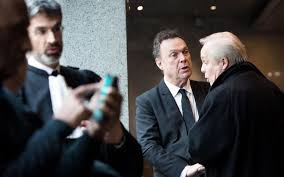 Il lui réclame pas moins de 3,4 millions d'euros et l'audience (houleuse) a eu lieu ce jeudi. Question Pour Un Champion Julien Lepers Reclame 3 4 Millions D Euros Le Parisien