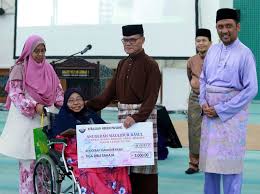 Adnan yaakob bir marta an behayo ishora (2000 yil 21 martda sanggangda bo'lib o'tgan qo'shimcha saylovlarda malayziya islomiy partiyasi (pas) tarafdorlariga qarshi (chap chap mushtini o'ng kaftiga urib), bu pas a'zolari tomonidan. Pahang Urges Gov T To Introduce Special Mechanism Help Buyers Own Pr1ma Homes