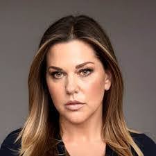 Lisa Lenig's Instagram, Twitter & Facebook