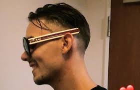 Mit immer kühneren frisuren versuchten die adeligen damen sich gegenseitig zu übertreffen. Neue Frisur In Mode Capital Bra Haare Rap