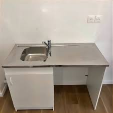 Un meuble avec un évier, des tablettes pour ranger et un plan de travail à côté de l'évier pour mettre les plats sales. Meuble Evier Ikea D Occasion Plus Que 3 A 70