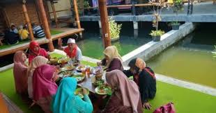 Serunya Makan Di Warung Lesehan Dan Kolam Pancing Padang Bulan Jombang Kabar Jagad