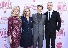 Her father was born in georgia and served as a lieutenant in the united states army reserve. Reese Witherspoon Honored At Women In Entertainment Gala