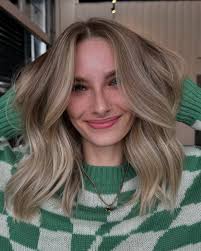 Is she blonde or is she bronde?🥸 Adriane has such a beautiful warm base  color and we wanted to work with it vs against it by going for a  sandy/buttery blonde. When