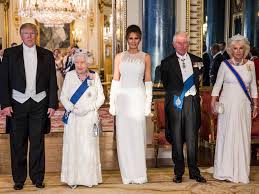 Tiene un certificado para salvar vidas. Isabel Ii Se Corona Con La Tiara Birmana De Rubies En Su Cena Con Melania Vestida De Dior