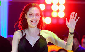 Angelina jolie's may 2013 announcement that she had undergone a preventive double mastectomy to decrease breast cancer risk focused media attention on the practice of preventive mastectomy. Angelina Jolie So Sieht Sie Ungeschminkt Aus Woman At