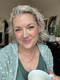 Long-lasting lip tint in pink shade