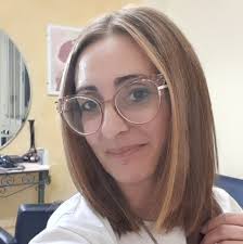 Essere mamma single non significa solo crescere figli e mandare avanti una  casa. È svegliarsi stanca e alzarsi comunque, è fare acrobazie tra orari,  compiti, zaini e piatti sporchi, mentre porti dentro