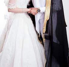 Pin By Naadiyah On Arab Couples 2 White Wedding Dresses Arabian Wedding Wedding Photos Poses
